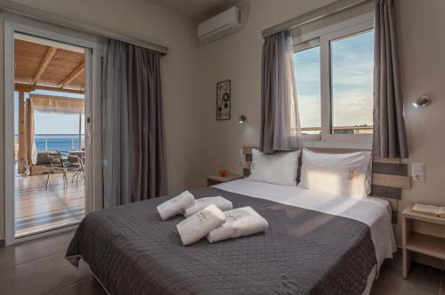 新马尔马拉斯Sunshine Apartments的一间卧室设有一张床,享有海景