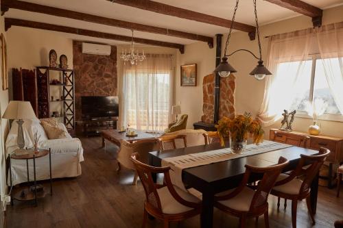 奥利维拉Amazing Vila close to Sitges, jacuzzi, swimming pool & exellent views的客厅配有桌子和沙发