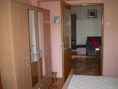 诺维·维诺多尔斯基Apartment in Novi Vinodolski with air conditioning, WiFi, washing machine 3541-4的卧室设有一扇门,可通往一个房间