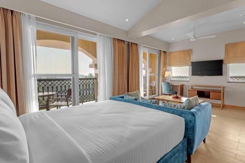 卡兰古特Fairfield by Marriott Goa Calangute的一间带大床的卧室和一个阳台
