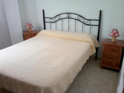 林孔-德拉维多利亚La Kentia的一间卧室配有床和2个床头柜