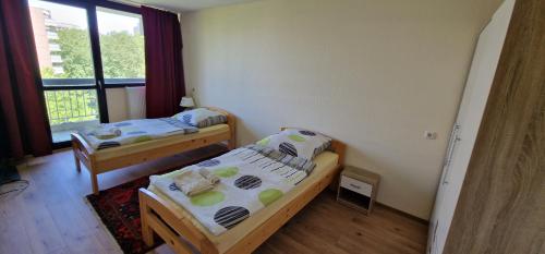 科隆City Apartment Cologne-Weiden的小型客房 - 带2张床和窗户