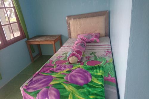 TonggingPenginapan Rindu Alam Soala Gogo的一张小床,上面放着一只填充物的动物