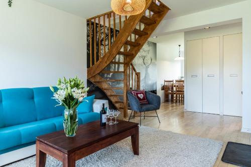 考斯赛力克udanypobyt Apartament Koliba的客厅配有蓝色的沙发和木桌