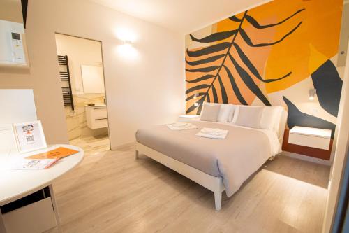 波尔图桑特埃尔皮迪奥Resilienza Tropical Apartments & Room的一间卧室配有一张壁画床