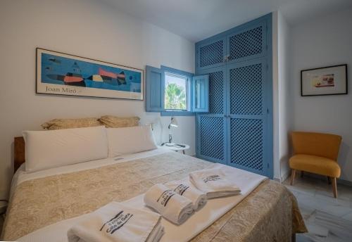 厄尔·坎皮洛·德·罗达尔Casa Appaloosa Cabo de Gata的一间卧室配有一张床,上面有两条毛巾