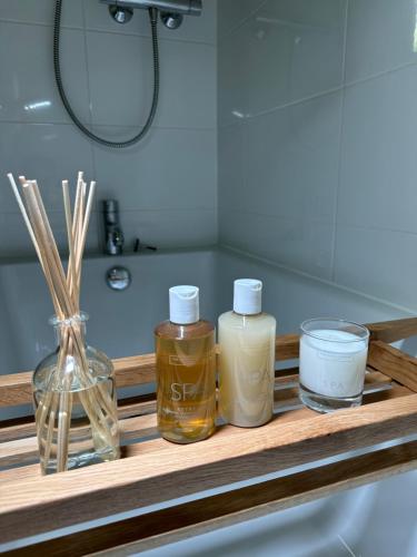 奥赫特拉德Gleneagles Holiday Home Rental的一个带三瓶肥皂和一个水槽的架子