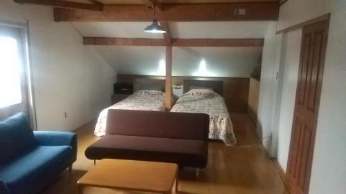 赤井川Ski base的一间客房内配有床和沙发的房间