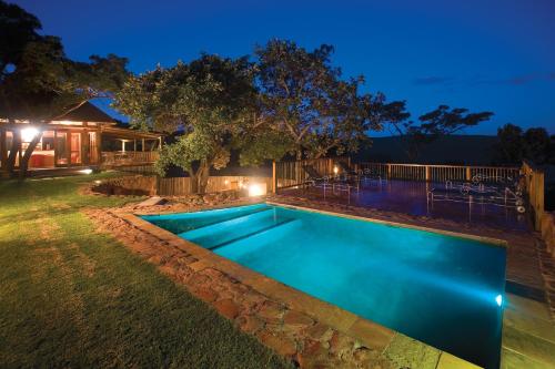 威尔吉旺登禁猎区Ekuthuleni Lodge的后院的游泳池