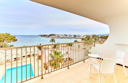 埃斯卡纳Leonardo Suites Hotel Ibiza Santa Eulalia的海景阳台。