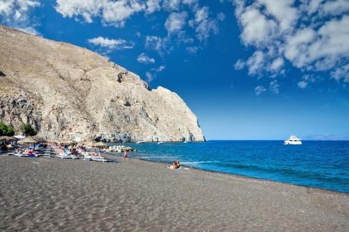 佩里萨Santorini Seaside Retreat - Flora's Summer Escape的一群人,在海边