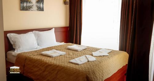 普里什蒂纳派拉蒙酒店的酒店客房,配有带毛巾的床