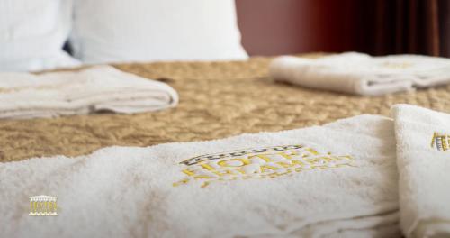 普里什蒂纳派拉蒙酒店的床上的一条白色毛巾