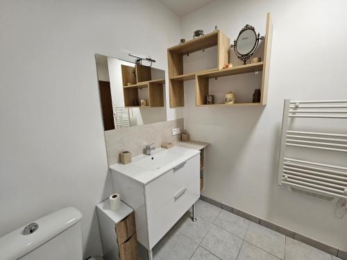 昂苏伊Les oliviers的白色的浴室设有水槽和卫生间。