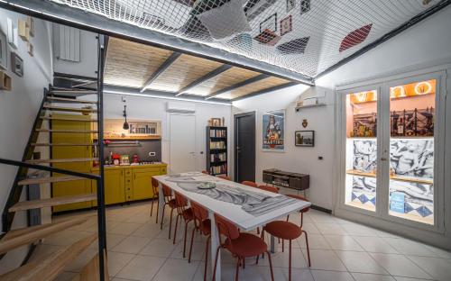 那不勒斯GLIKA APPARTAMENTO NAPOLETANO的厨房以及带桌椅的用餐室。