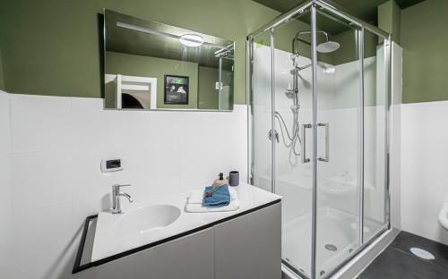 那不勒斯GLIKA APPARTAMENTO NAPOLETANO的一间带水槽和淋浴的浴室