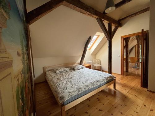 采西斯卡特里娜酒店的卧室配有一张床