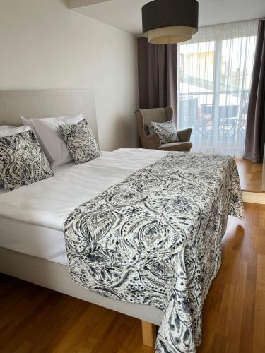 布拉格CE Apartment Prague Castle的一间卧室配有一张带黑白色棉被的床