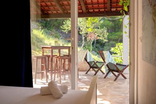 BrusjeStiniva Bay - Hvar Villa的客房享有带椅子和桌子的庭院的景致。