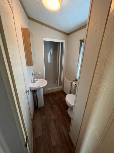多尼戈尔Cascade Lodge & Hot Tub的一间带卫生间和水槽的小浴室