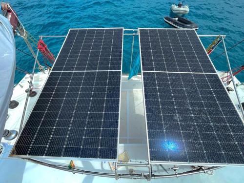 伊维萨镇Catamarán Tagomago 50的船上的两块太阳能电池板