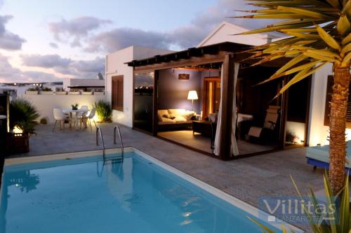普拉亚布兰卡VILLAZUL by Villitas的后院带游泳池的别墅