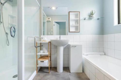 皇后镇The Alpine - Queenstown Holiday Home的白色的浴室设有水槽和淋浴。