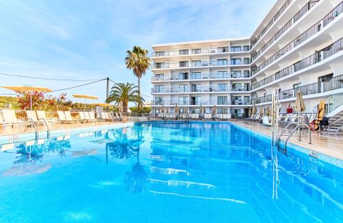 埃斯卡纳Leonardo Suites Hotel Ibiza Santa Eulalia的酒店前方的大型游泳池