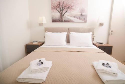 美西尼G&K House View的一间卧室配有一张床,上面有两条毛巾