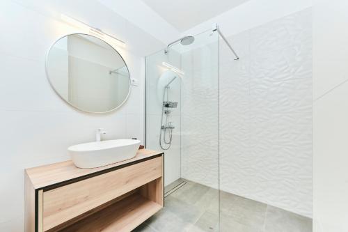 乌马格Apartments San Maris的一间带水槽和镜子的浴室
