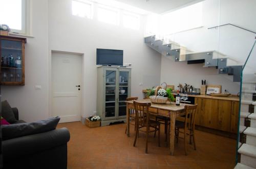 蒙特普齐亚诺迪摩拉戴尔埃尔贝公寓的一间带桌子和楼梯的客厅