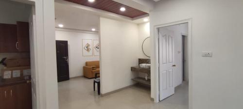 海得拉巴B S Homes的走廊设有白色门和客厅