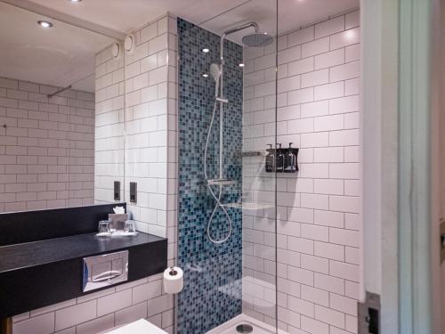 南诺曼顿Holiday Inn South Normanton M1, Jct.28, an IHG Hotel的带淋浴的浴室和玻璃门