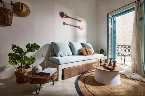 埃尔莫波利斯Syroc Maison的客厅配有沙发和桌子