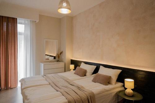 萨克德佐尔镇RIS Holiday Apartments Tsaghkadzor的卧室配有一张带白色床单和枕头的大床。