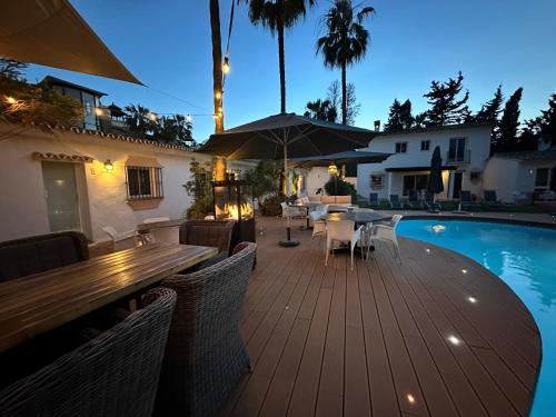 马贝拉巴努斯旅馆的一个带木甲板的庭院,毗邻一个游泳池