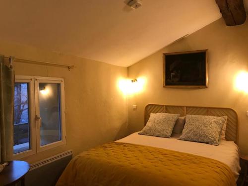 Saint-Michel-lʼObservatoireL’OBSERVATOIRE的一间卧室配有带两个枕头的床和窗户
