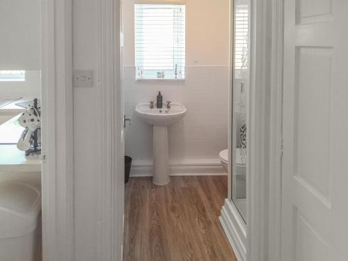DobwallsPetersfield Farm Bungalow Annexe的白色的浴室设有水槽和卫生间。