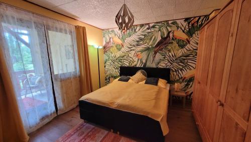圣卡尼兹Villa Blu的卧室配有一张壁画床