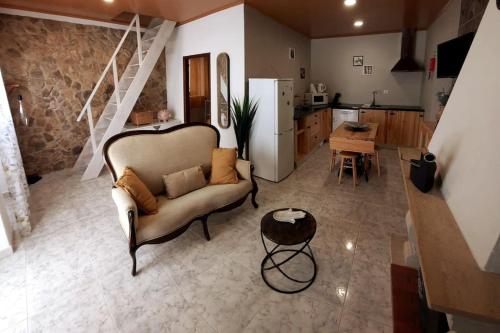JuncalCasa Emília & Alda的带沙发的客厅和厨房