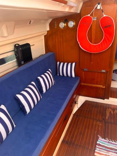 昂蒂布Voyage du rêve的船后方的蓝色沙发