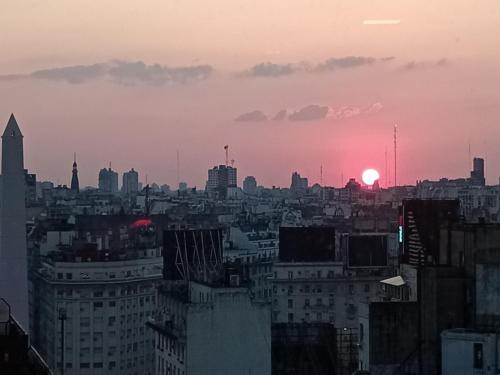 布宜诺斯艾利斯Las Naciones 1710的日落时分享有城市天际线的景致