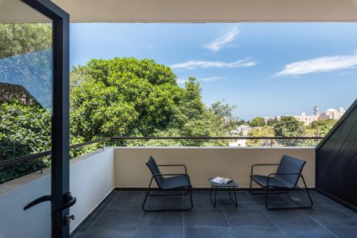 海法Carmel Suites by Olala Homes的美景阳台配有两把椅子