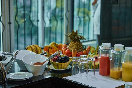阿鲁沙seven skies hotel的一张桌子,上面放着一大堆水果和果汁