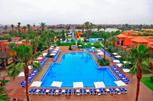 马拉喀什拉布兰达塔加水上公园酒店的享有度假村游泳池的顶部景致