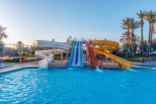 马拉喀什拉布兰达塔加水上公园酒店的度假村游泳池的水滑梯