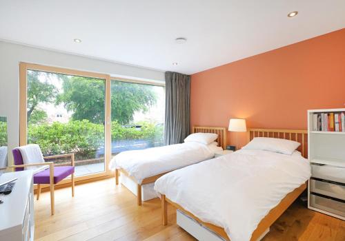 爱丁堡Kingswood的一间卧室设有两张床和大窗户