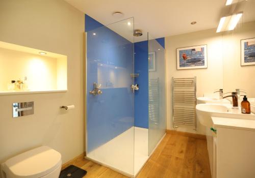 爱丁堡Kingswood的带淋浴、卫生间和盥洗盆的浴室