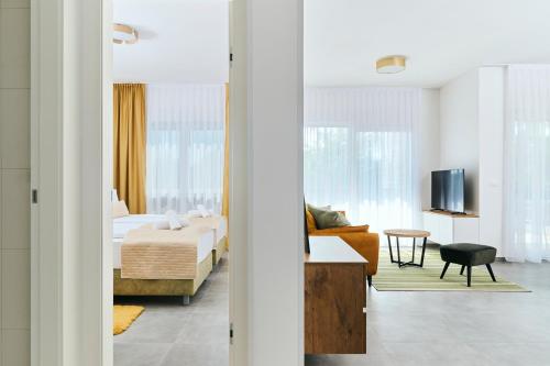乌马格Apartments San Maris 2的一间卧室设有一张床和一间客厅。