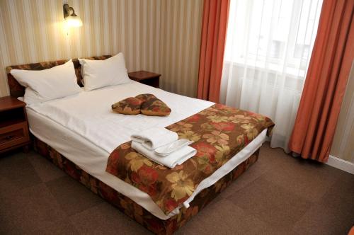 利沃夫Hotel Irena的酒店客房,配有带两条毛巾的床